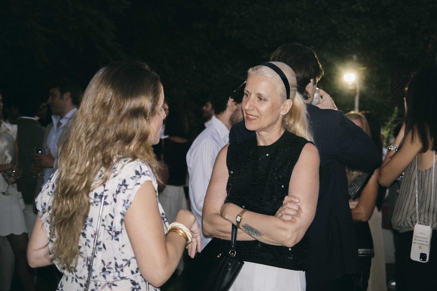 Invitadas conversando durante la velada Pre-Summer 2026
