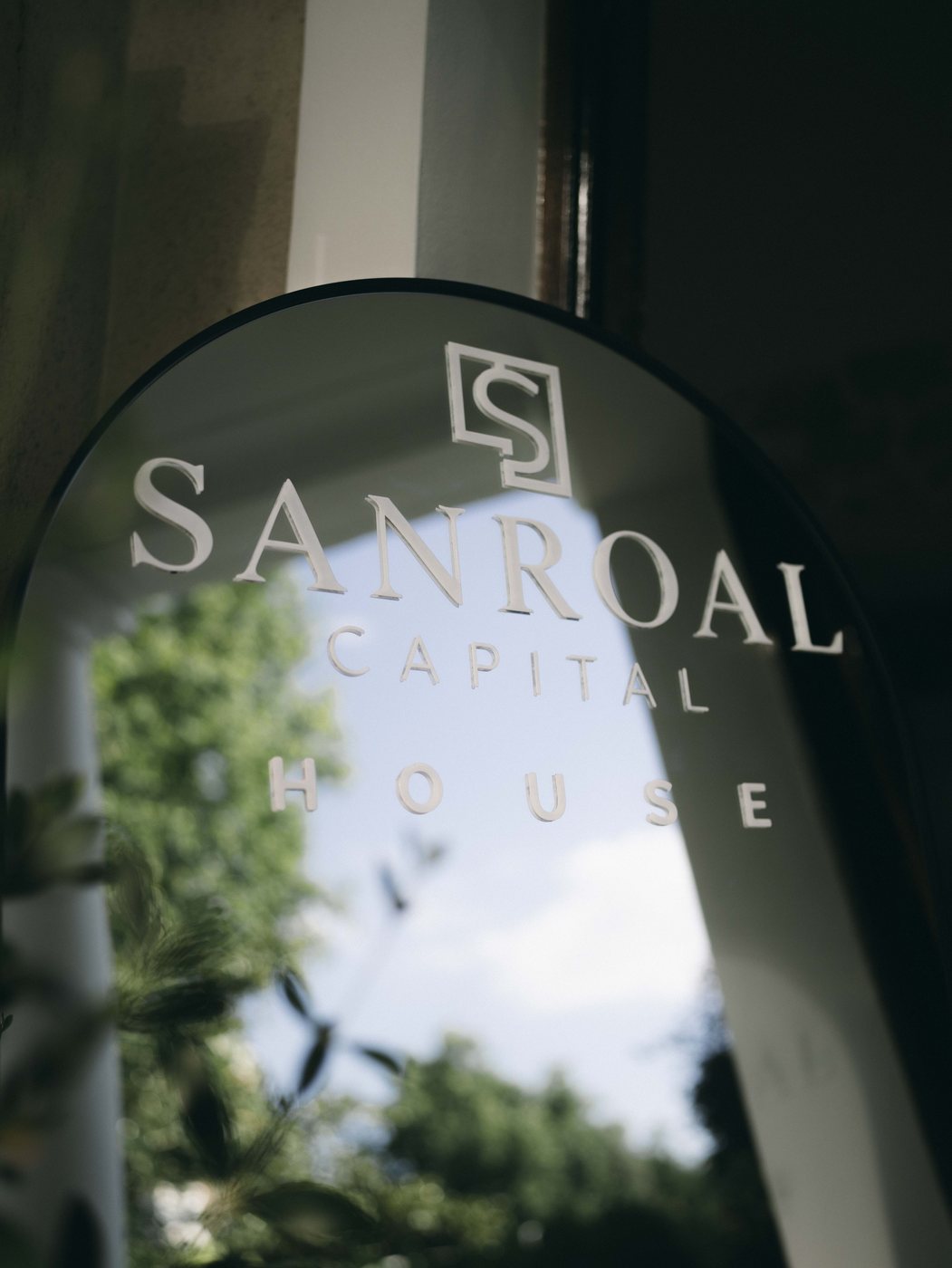 Rótulo Renascentia Capital House grabado en cristal